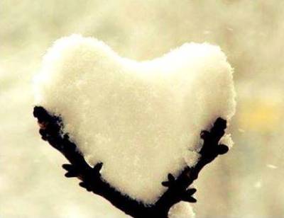 Coeur dans la neige soleil