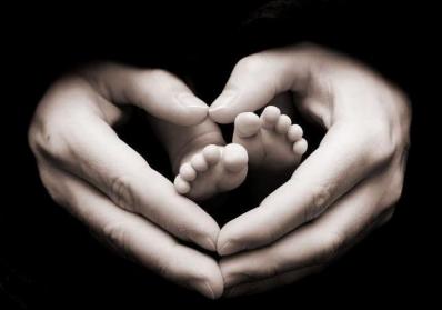 Mains coeur bébé pieds