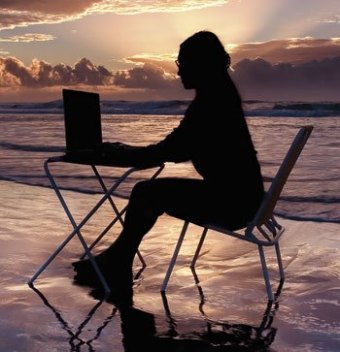 Woman-on-beach-with-laptop