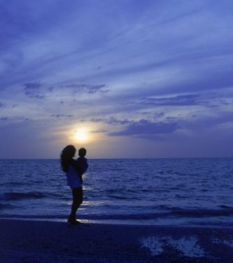 Silhouette bleue mère enfant