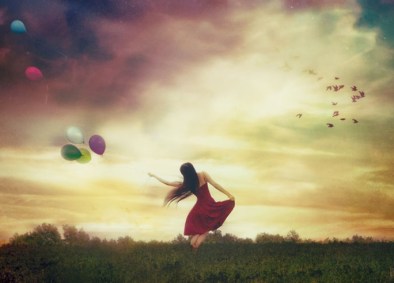 Fille rouge ballons ciel