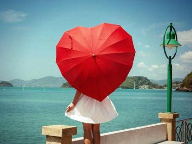 Fille parapluie rouge coeur