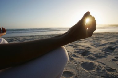 Guerre et paix main soleil