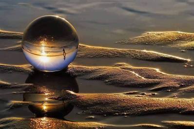 Plage boule verre soleil