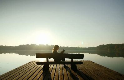 Fille lecture lac
