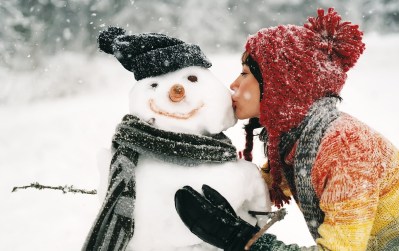 winter-snow-snowman-girl-kiss