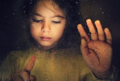 Fille vitre eau pluie