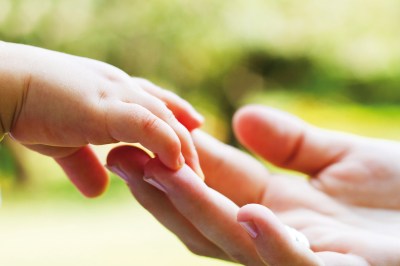Mains enfant maman
