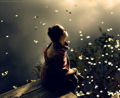 Femme quai soleil pétales