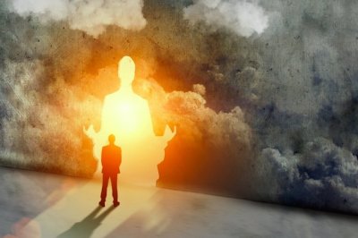 Homme boudha lumière.