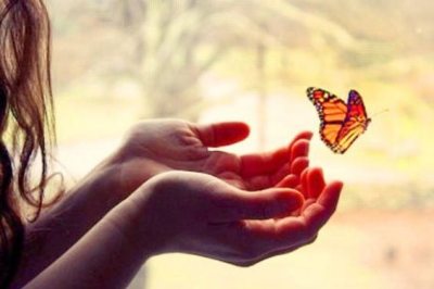 femme-mains-papillon