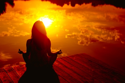 femme-meditation-lumiere